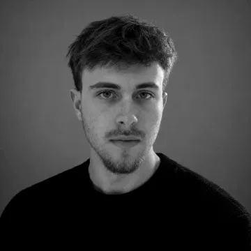 Portrait of Pol Planas in black and white.